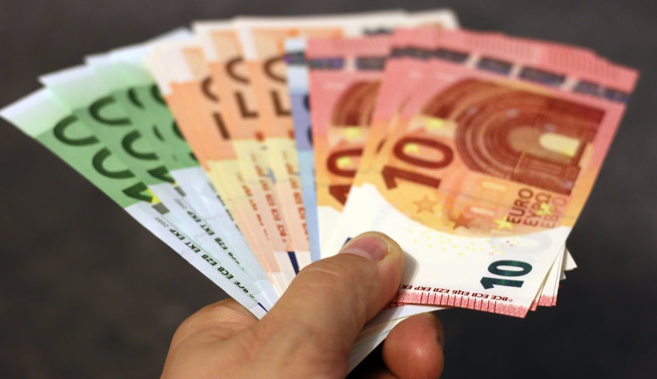 Când este momentul potrivit să cumperi euro sau să vinzi valută